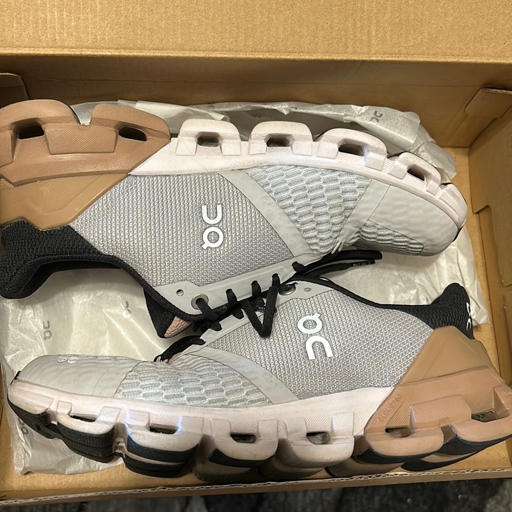 OnCloud Cloudflyer Glacier Rosebrown women’s size 6 great condition